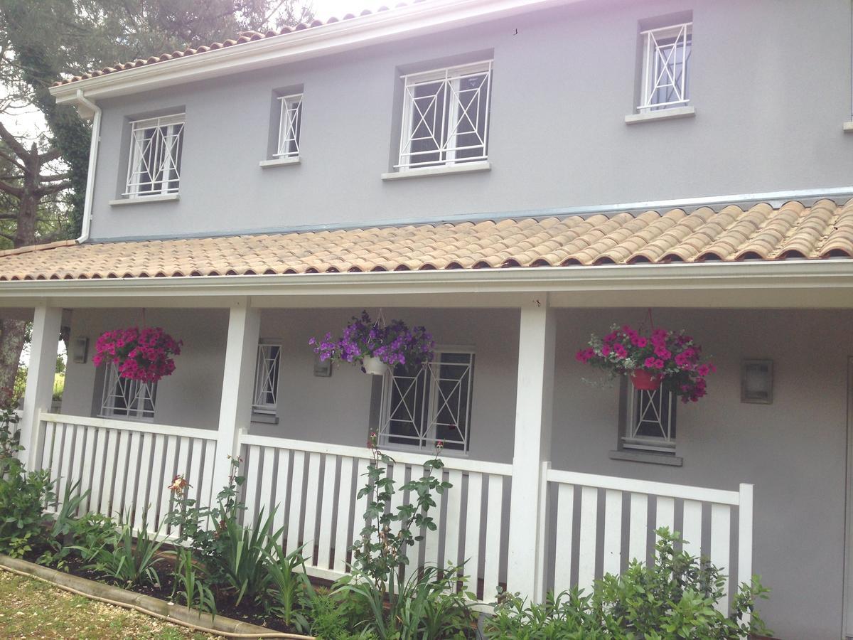 Domaine De Giron Bed & Breakfast Moulis-en-Medoc Exterior photo